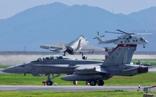 　岩国基地で陸上離着陸訓練する在日米海軍のＦ３５Ｃステルス戦闘機（奥）＝１７日午後、山口県岩国市