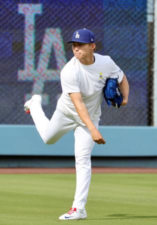 　キャッチボールするドジャース・山本＝ロサンゼルス（共同）