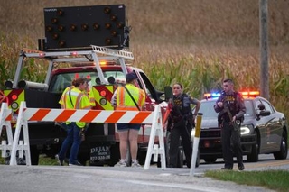 　１７日、米ペンシルベニア州ヨーク近郊で、警察官が銃で撃たれた現場周辺を封鎖する警察関係者ら（ＡＰ＝共同）