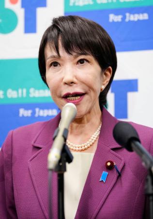 　記者団の取材に応じ、自民党総裁選に立候補する意向を表明する高市前経済安保相＝１８日午後、国会