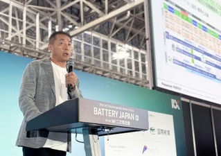 　講演するパナソニックエナジーの渡辺庄一郎副社長＝１８日午後、千葉市