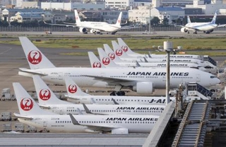 　羽田空港に駐機する日航機＝２０２０年１０月