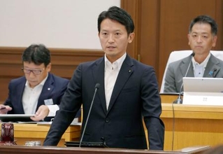 　兵庫県議会で、阪神優勝パレードの県内開催見送りを表明した斎藤元彦知事＝１８日午前