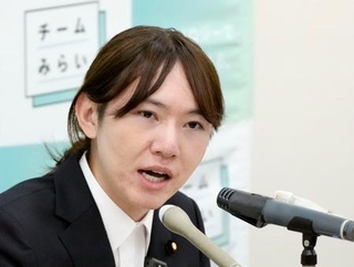 　記者会見するチームみらいの安野党首＝１８日午前、国会