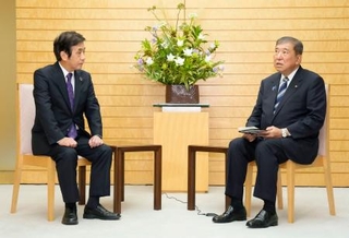 　会談する日本自動車工業会の片山正則会長（左）と石破首相＝１８日午後、首相官邸