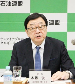 　定例記者会見をする石油連盟の木藤俊一会長＝１８日午後、東京都千代田区