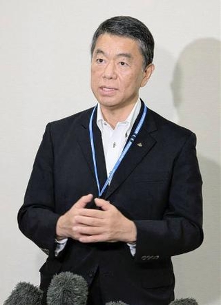 　土葬墓地整備の検討を撤回すると表明し、取材に応じる宮城県の村井嘉浩知事＝１８日午後、宮城県庁