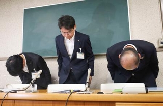 　名古屋市立小教諭の逮捕を受け、記者会見で謝罪する市教育委員会の担当者＝１８日午後、名古屋市役所