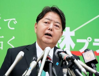 　記者会見で、自民党総裁選への立候補を正式表明する林官房長官＝１８日午後、国会