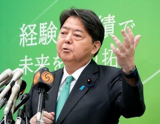 　記者会見で、自民党総裁選への立候補を正式表明する林官房長官＝１８日午後、国会