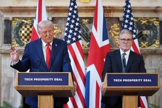　１８日、ロンドン郊外で記者会見するトランプ米大統領（左）とスターマー英首相（ＡＰ＝共同）
