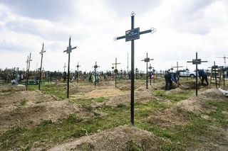 　身元不明の遺体が埋葬されているウクライナ・ブチャの墓地＝３月