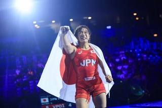 　世界レスリングの女子６２キロ級で初優勝を果たした元木咲良＝１８日、ザグレブ（ゲッティ＝共同）
