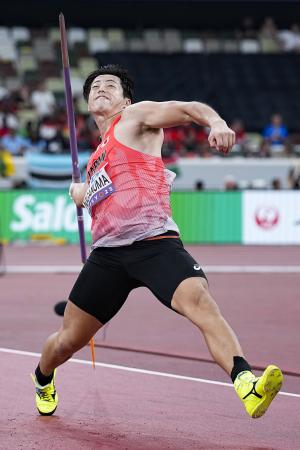 　陸上世界選手権の男子やり投げ予選で投てきする長沼元＝１７日、東京・国立競技場