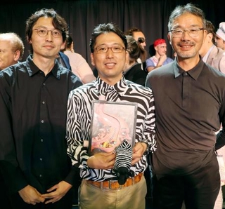 　イグ・ノーベル賞を受賞した（左から）大石風人京都大准教授、農研機構の児嶋朋貴研究員、佐藤精・愛知県畜産総合センター課長＝１８日、米ボストン（共同）
