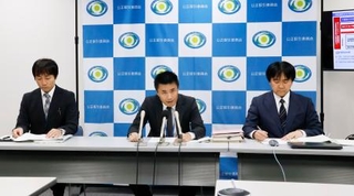 　ジェイテクトへの勧告について記者会見する公取委の担当者ら＝１９日午後、名古屋市