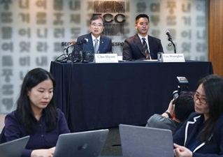 　記者会見する韓国の趙顕外相（奥左）＝１９日、ソウル（共同）