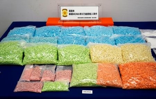 　関東信越厚生局麻薬取締部が押収したＭＤＭＡなど＝１９日午後、東京都千代田区