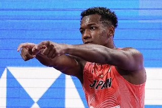 　男子１１０メートル障害予選の選手紹介時に、アニメや漫画のキャラクターのポーズを披露する村竹ラシッド＝１５日、東京・国立競技場