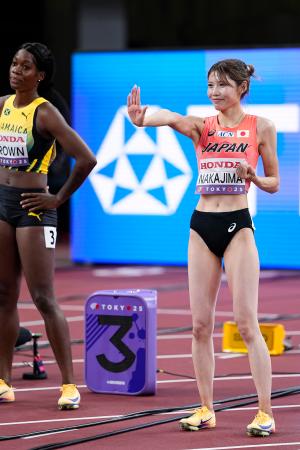 　女子１００メートル障害準決勝の選手紹介時に、アニメや漫画のキャラクターのポーズを披露する中島ひとみ＝１５日、東京・国立競技場