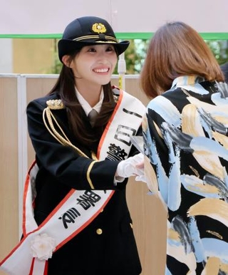 　神奈川県警中原署の一日署長に就任した潮紗理菜さん＝１９日午後、川崎市
