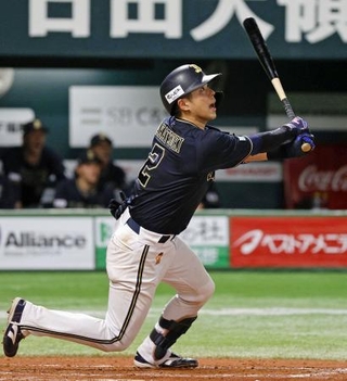 　４回オリックス１死一、二塁、若月が右越えに３ランを放つ＝みずほペイペイドーム