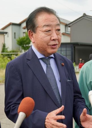 　記者団の取材に応じる立憲民主党の野田代表＝２０日午後、富山県氷見市