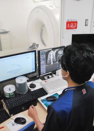 　物価高で維持管理費が上がっている医療機器＝２日、東京都世田谷区の世田谷北部病院