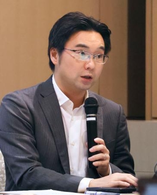 　声明を発表する全国弁連事務局長の木村壮弁護士＝２０日午後、東京都内