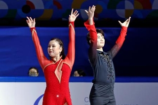 　アイスダンスフリーの演技を終え、あいさつする吉田唄菜（左）、森田真沙也組＝北京（共同）