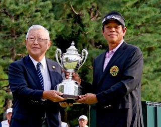 　初優勝したタイのサマヌーン・スリロット（右）＝神奈川県相模原ＧＣ