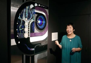　壁面七宝作家の田中稔子さん＝２１日午後、広島市東区