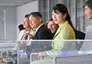 　陸上の世界選手権東京大会を観戦される天皇、皇后両陛下と愛子さま＝２１日夜、東京・国立競技場（代表撮影）