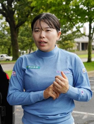 　悪天候のため中止が決まり、取材に応じる勝みなみ＝ピナクルＣＣ（共同）