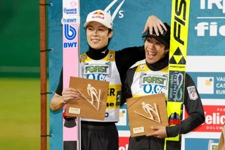 　ノルディックスキーのＧＰジャンプ男子スーパー団体で２位となった小林陵侑（左）と二階堂蓮＝バルディフィエメ（共同）