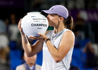 　女子テニス韓国オープンのシングルス決勝で優勝したイガ・シフィオンテク＝２１日、ソウル（ロイター＝共同）