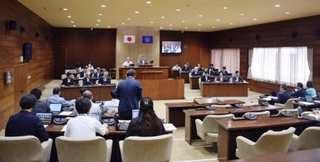 　開かれた愛知県豊明市議会の本会議＝２２日午前
