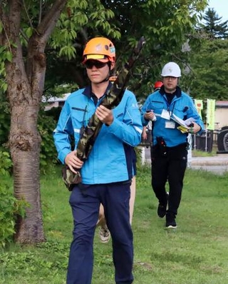 　秋田県横手市の住宅街近くで行われたクマへの銃の使用手順を確認する研修会に参加したハンター＝２２日午後