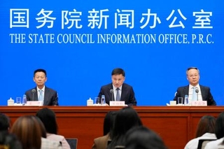 　記者会見する中国人民銀行の潘功勝総裁（中央）ら＝２２日、北京（共同）