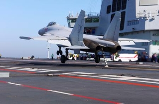 　中国軍の最新鋭空母「福建」に着艦する戦闘機（新華社＝共同）