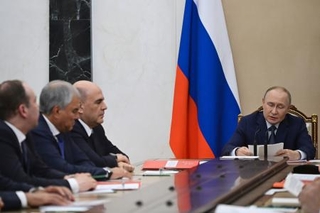 　２２日、モスクワ・クレムリンで開かれた安全保障会議で発言するロシアのプーチン大統領（右端）（ＡＰ＝共同）
