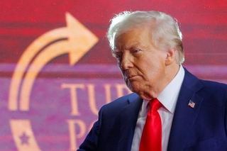 　２１日、米アリゾナ州グレンデールで行われた保守系活動家チャーリー・カーク氏の追悼式典に参加したトランプ大統領（ロイター＝共同）