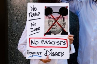 　米ウォルト・ディズニー傘下のＡＢＣテレビ周辺でトーク番組の休止に抗議する人＝１９日、ニューヨーク（ロイター＝共同）