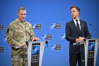 　１２日、ブリュッセルで記者会見するＮＡＴＯのルッテ事務総長（右）とグリンコウィッチ欧州連合軍最高司令官（ゲッティ＝共同）