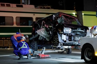 　特急電車と衝突し、大破した乗用車＝２３日午後９時５５分、大阪府貝塚市