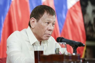 　フィリピンのドゥテルテ前大統領＝２０２０年、マニラ（フィリピン大統領府提供・共同）