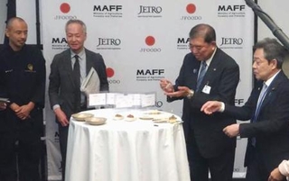 　米ニューヨークのレストランで開かれた日本産食品の輸出を促進するイベントで試食する石破首相（右から２人目）＝２３日（共同）