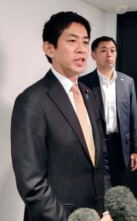 　記者団の取材に応じる小林元経済安保相＝２５日午前、東京都新宿区