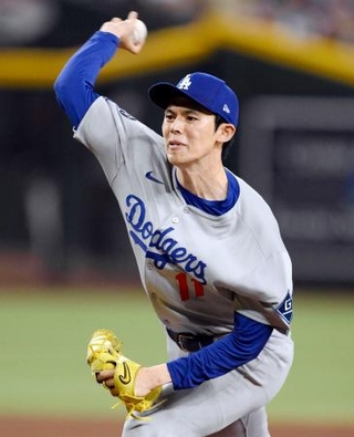 　ダイヤモンドバックス戦の７回に登板し、１回を無安打無得点に抑えたドジャース・佐々木＝フェニックス（共同）