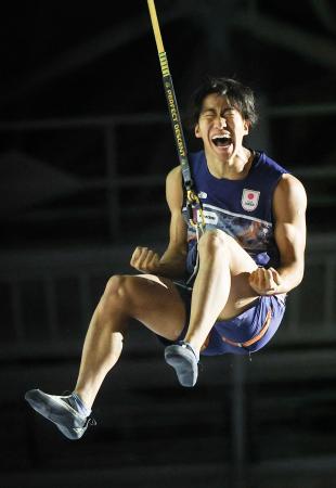 　男子スピード予選　２回目を終え雄たけびを上げる藤野柊斗＝ソウル（共同）